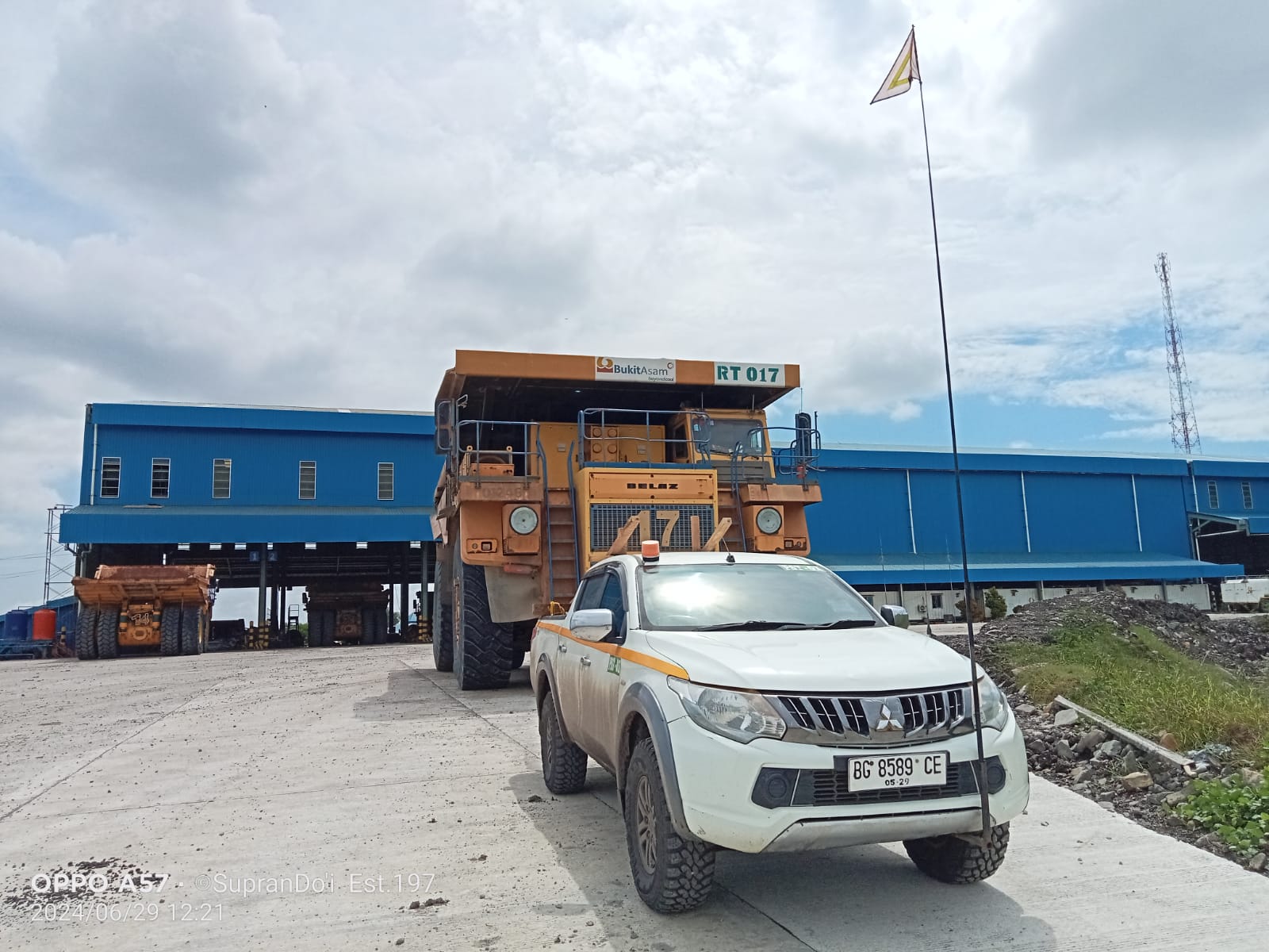 Armada sewa kendaraan berat PT Satya Sentosa